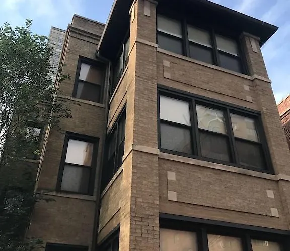 Apartment Wrigleyville Away From Home! 5 Mins From Downtown! Steps From Lake!! Cozy! *