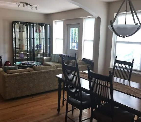 Apartment Wrigleyville Away From Home! 5 Mins From Downtown! Steps From Lake!! Cozy! *