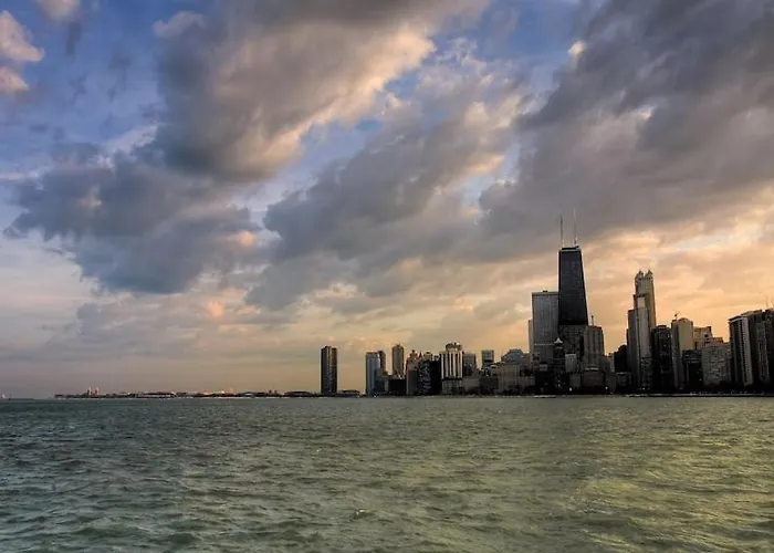 Apartment Wrigleyville Away From Home! 5 Mins From Downtown! Steps From Lake!! Cozy! Chicago