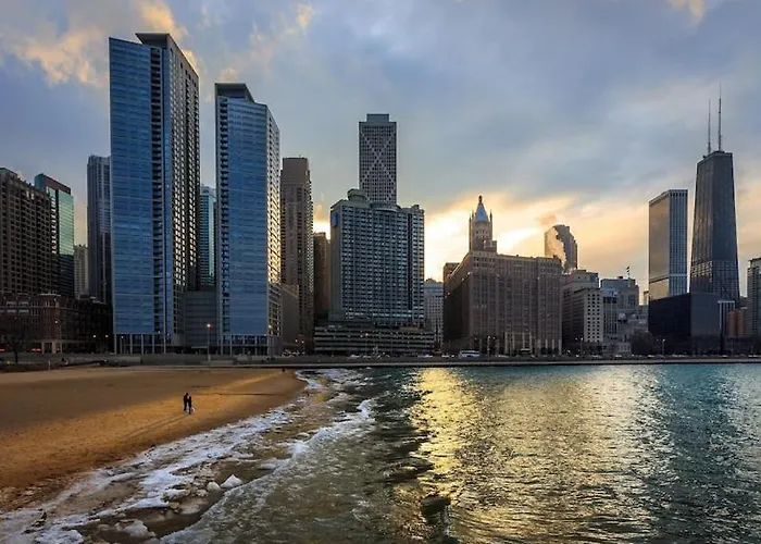 Wrigleyville Away From Home! 5 Mins From Downtown! Steps From Lake!! Cozy! Chicago