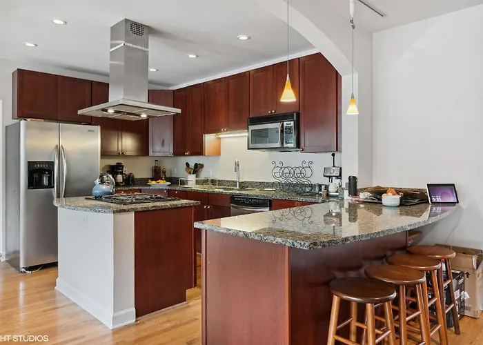 Wrigleyville Away From Home! 5 Mins From Downtown! Steps From Lake!! Cozy! Chicago