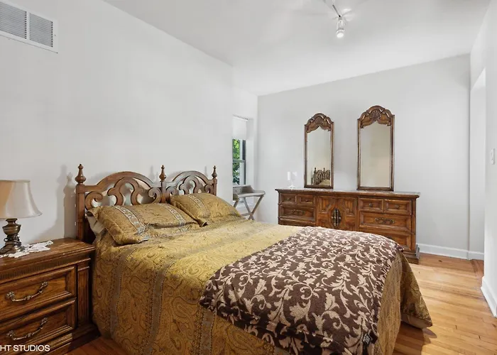 Wrigleyville Away From Home! 5 Mins From Downtown! Steps From Lake!! Cozy! Apartment *