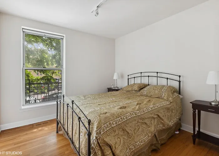 Wrigleyville Away From Home! 5 Mins From Downtown! Steps From Lake!! Cozy!