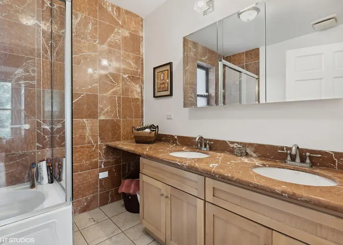 Wrigleyville Away From Home! 5 Mins From Downtown! Steps From Lake!! Cozy! Chicago