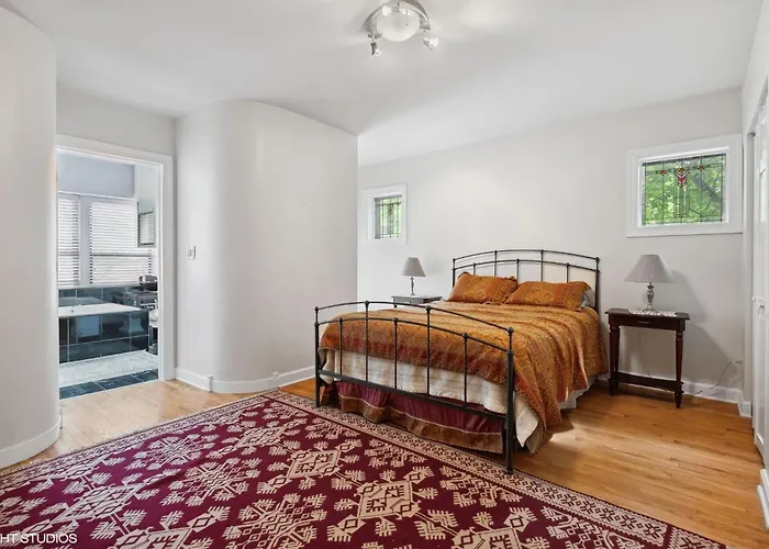 Wrigleyville Away From Home! 5 Mins From Downtown! Steps From Lake!! Cozy! Apartment Chicago