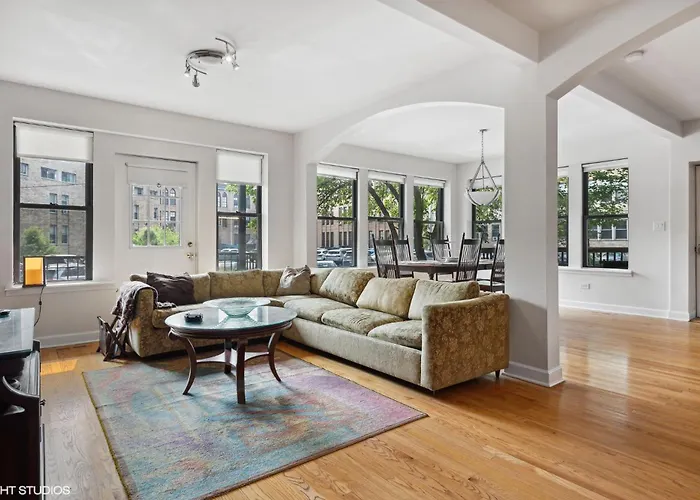 Apartment Wrigleyville Away From Home! 5 Mins From Downtown! Steps From Lake!! Cozy! *
