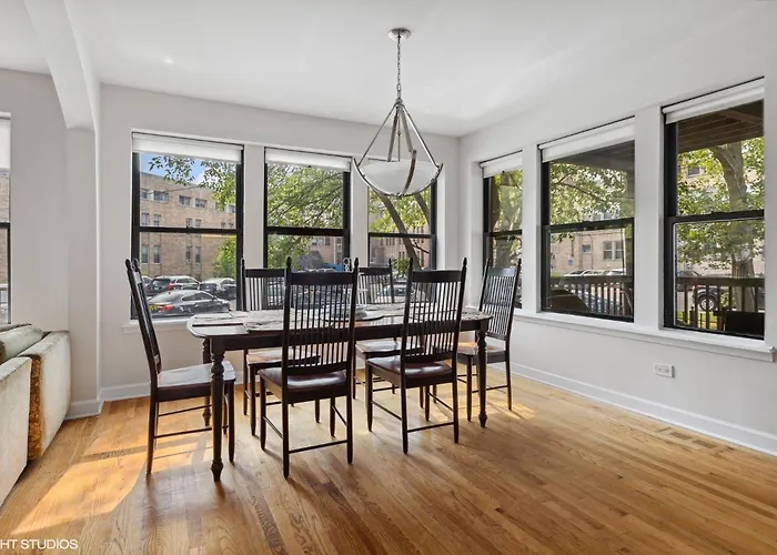 Wrigleyville Away From Home! 5 Mins From Downtown! Steps From Lake!! Cozy! * Chicago