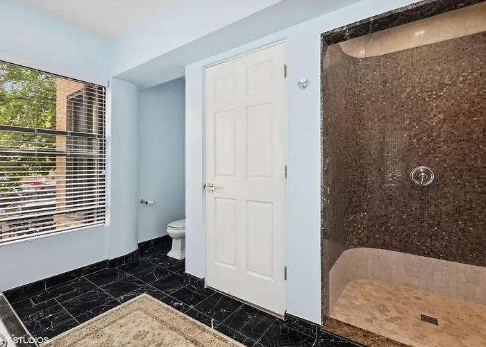 Apartment Wrigleyville Away From Home! 5 Mins From Downtown! Steps From Lake!! Cozy! *
