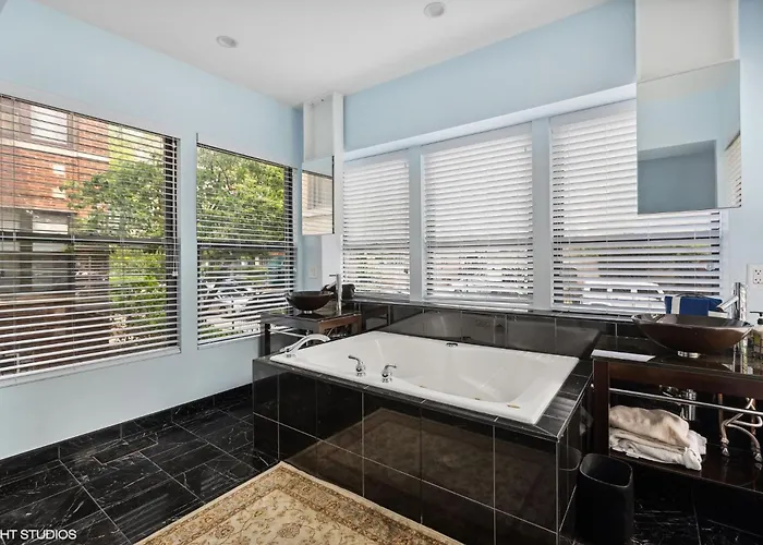 Wrigleyville Away From Home! 5 Mins From Downtown! Steps From Lake!! Cozy! Apartment *