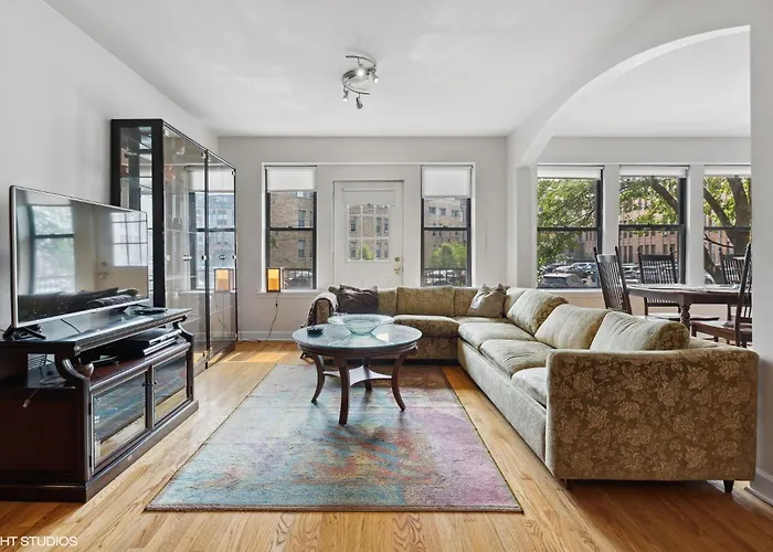 Wrigleyville Away From Home! 5 Mins From Downtown! Steps From Lake!! Cozy! Apartment Chicago