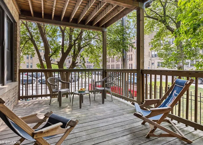 Apartment Wrigleyville Away From Home! 5 Mins From Downtown! Steps From Lake!! Cozy! *