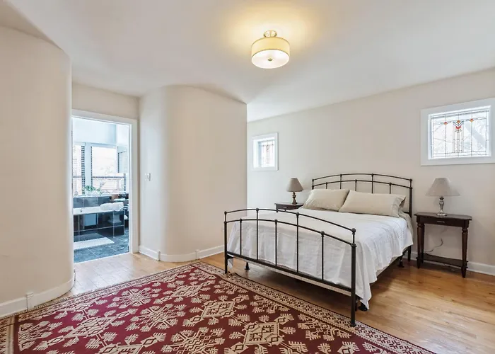 Apartment Wrigleyville Away From Home! 5 Mins From Downtown! Steps From Lake!! Cozy! *