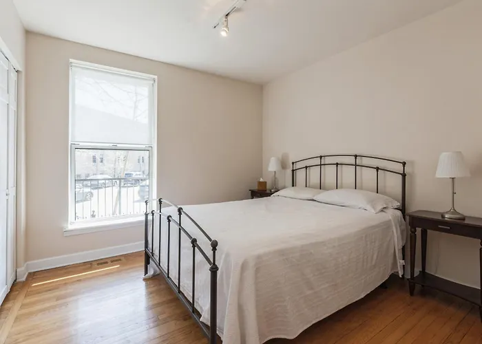 Apartment Wrigleyville Away From Home! 5 Mins From Downtown! Steps From Lake!! Cozy!