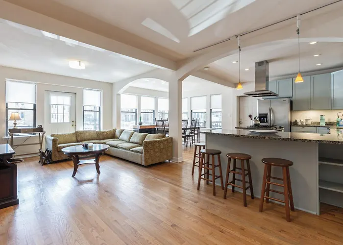 Apartment Wrigleyville Away From Home! 5 Mins From Downtown! Steps From Lake!! Cozy! Chicago