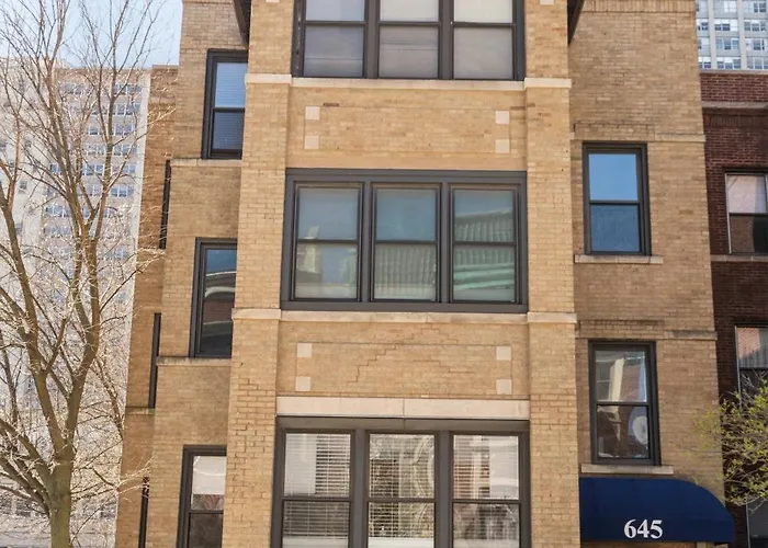 Wrigleyville Away From Home! 5 Mins From Downtown! Steps From Lake!! Cozy! Apartment