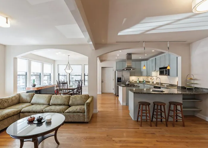 Wrigleyville Away From Home! 5 Mins From Downtown! Steps From Lake!! Cozy! Apartment Chicago