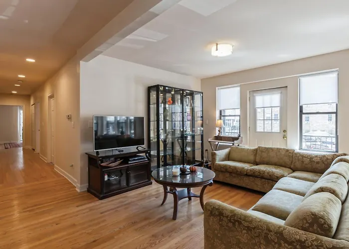 Apartment Wrigleyville Away From Home! 5 Mins From Downtown! Steps From Lake!! Cozy! Chicago